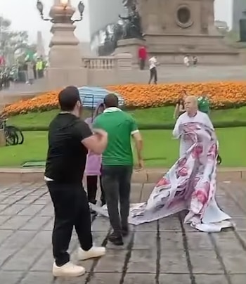 Momento en que la madre buscadora le quita la lona a los agresores. Crédito: Santiago Rentería