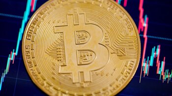 El 'rally' del bitcoin no encuentra techo tras la victoria de Trump y supera los 82.000 dólares