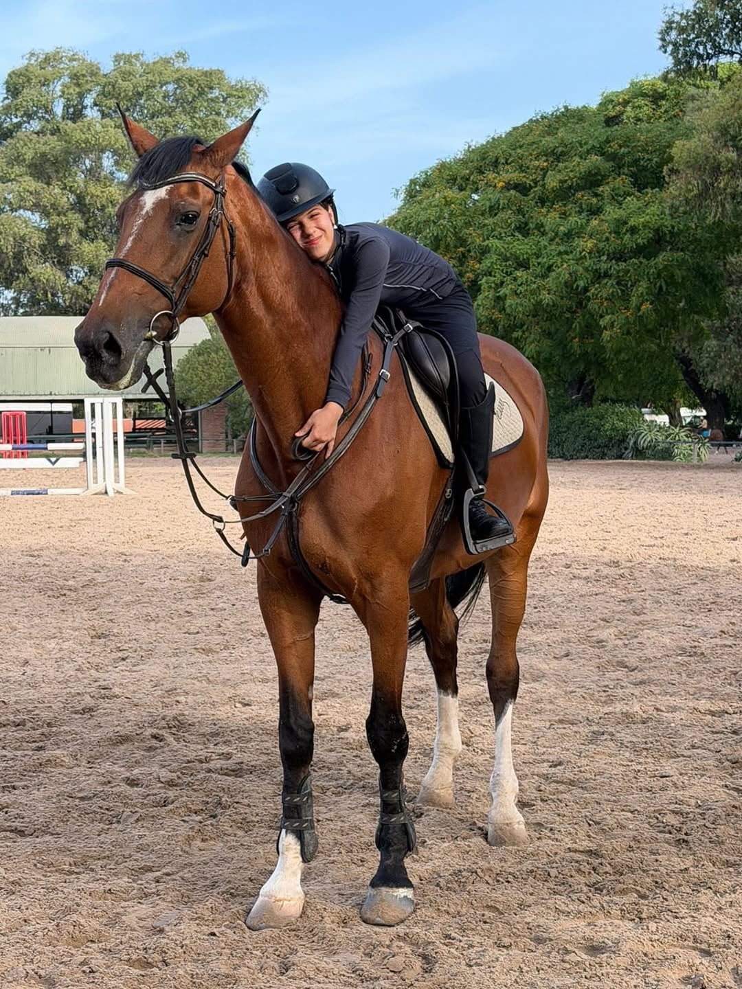 Lola comparte su pasión por los caballos y la equitación a través de su cuenta personal