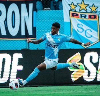 Juan Manuel Cuesta ingresó por la banda derecha ante Atlético Grau y supo generar peligro pese a que su puesto natural es el de extremo izquierdo. - créditos: Sporting Cristal