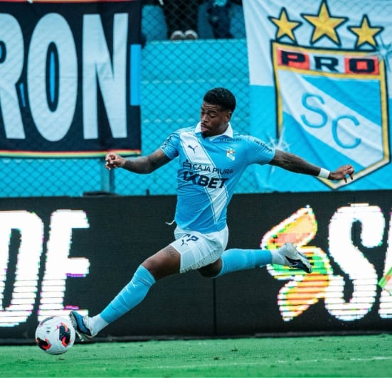 Juan Manuel Cuesta ingresó por la banda derecha ante Atlético Grau y supo generar peligro pese a que su puesto natural es el de extremo izquierdo. - créditos: Sporting Cristal