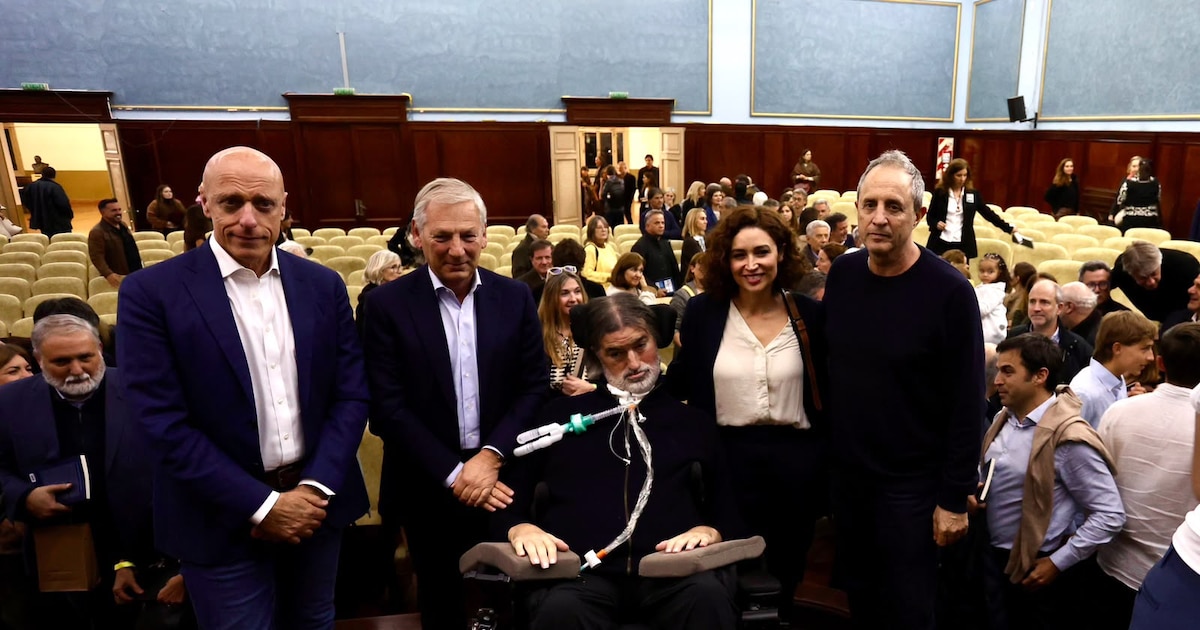 Esteban Bullrich junto a su familia durante la presentación de su nuevo libro.