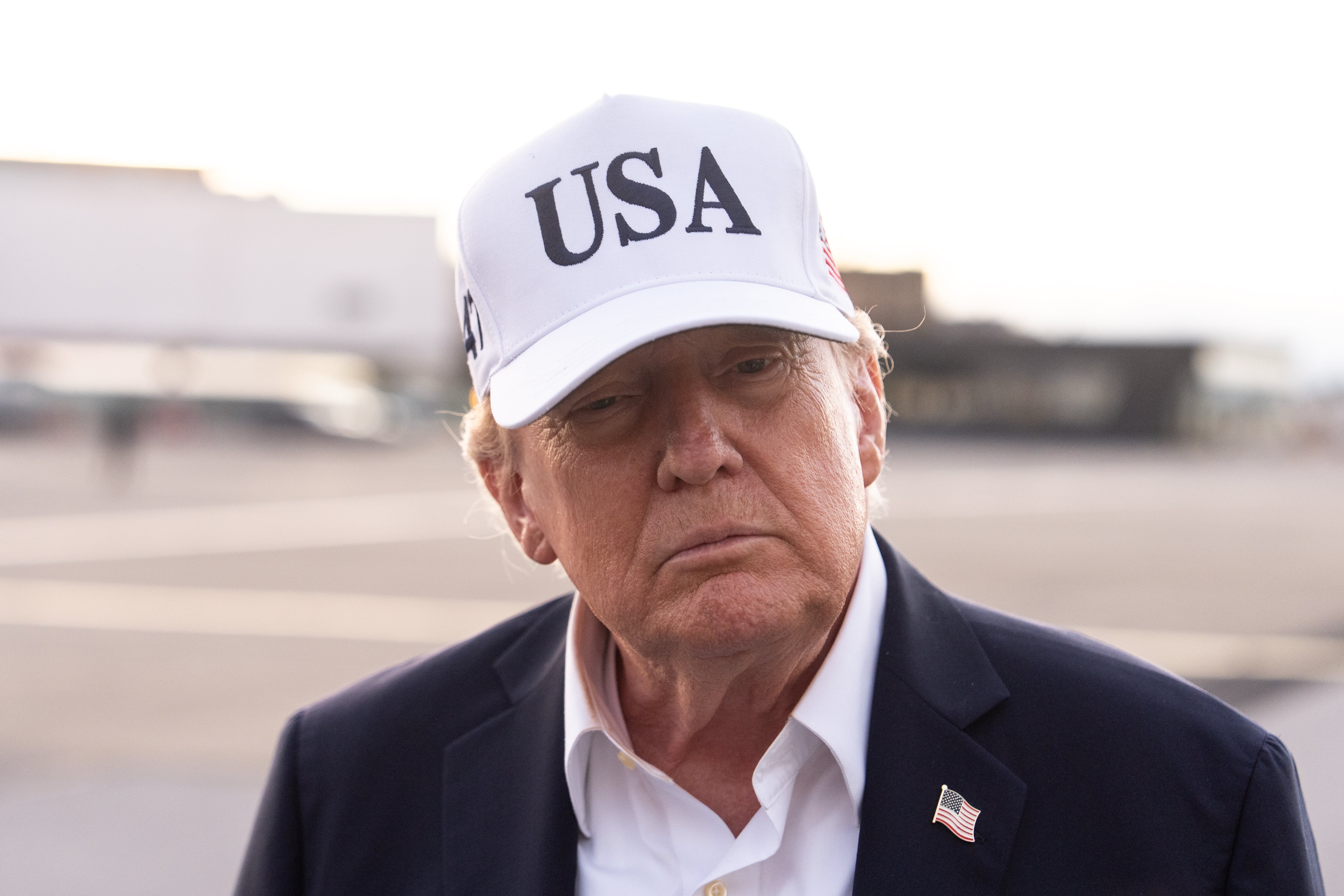 El presidente Trump denunció una conspiración contra la inteligencia artificial y los centros de datos. (AP)