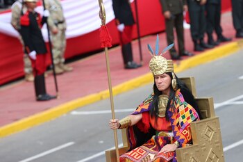 Durante el desfile militar se escenificó el Inti Raymi
