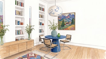 Ilustración en acuarela de un comedor con mesa azul, tres sillas, estanterías con libros, mueble de madera y una lámpara esférica.