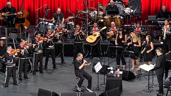 Mike Patton sacude Bellas Artes con música clásica, rock y un inesperado homenaje a Juan Gabriel