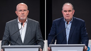 Imagen dividida con Carlos Bruce a la izquierda y Rafael López Aliaga a la derecha, ambos parados frente a atriles con micrófonos.