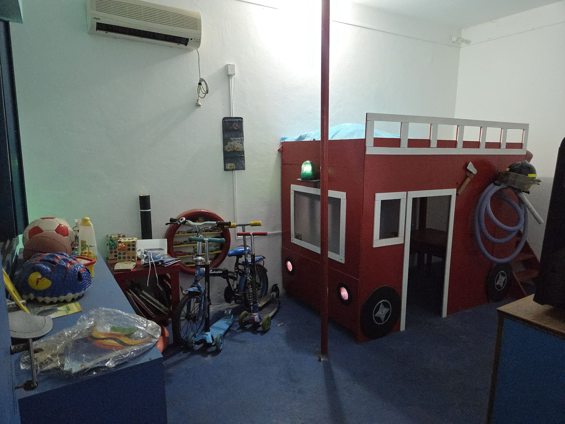 Como a L. le gustan los bomberos, Marcelo le acondicionó la habitación en formato de cuartel