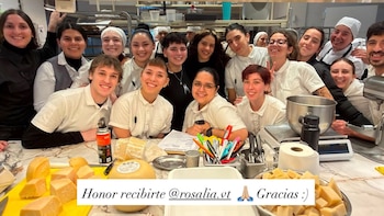 Rosalía visitó un restaurante porteño horas antes de su primer show: autógrafos y fotos con los empleados