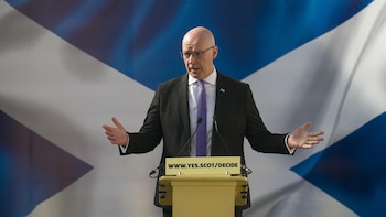 El ministro principal de Escocia insta a celebrar un referéndum ante la amenaza de la ultraderecha de Farage