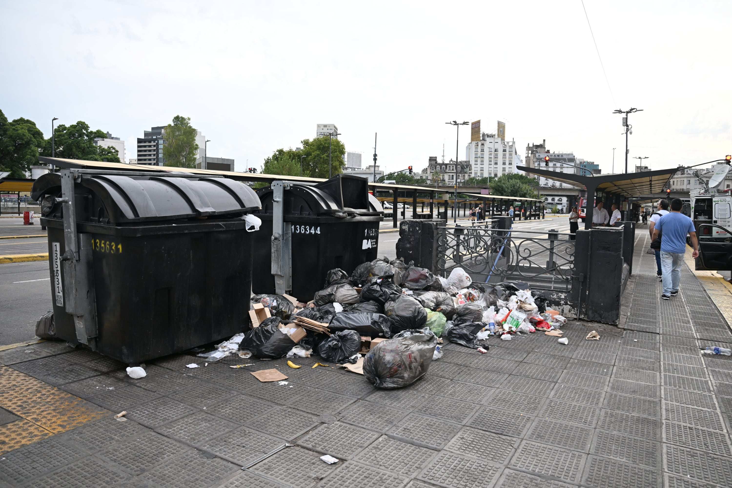 Los contenedores desbordados de basura a raíz de la ausencia de recolección