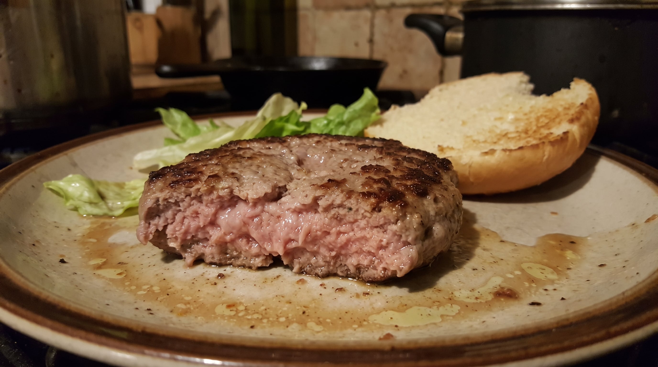 La bacteria Escherichia coli puede encontrarse en carnes crudas o mal cocidas, lácteos no pasteurizados, agua no segura y verduras mal lavadas (Imagen Ilustrativa Infobae)