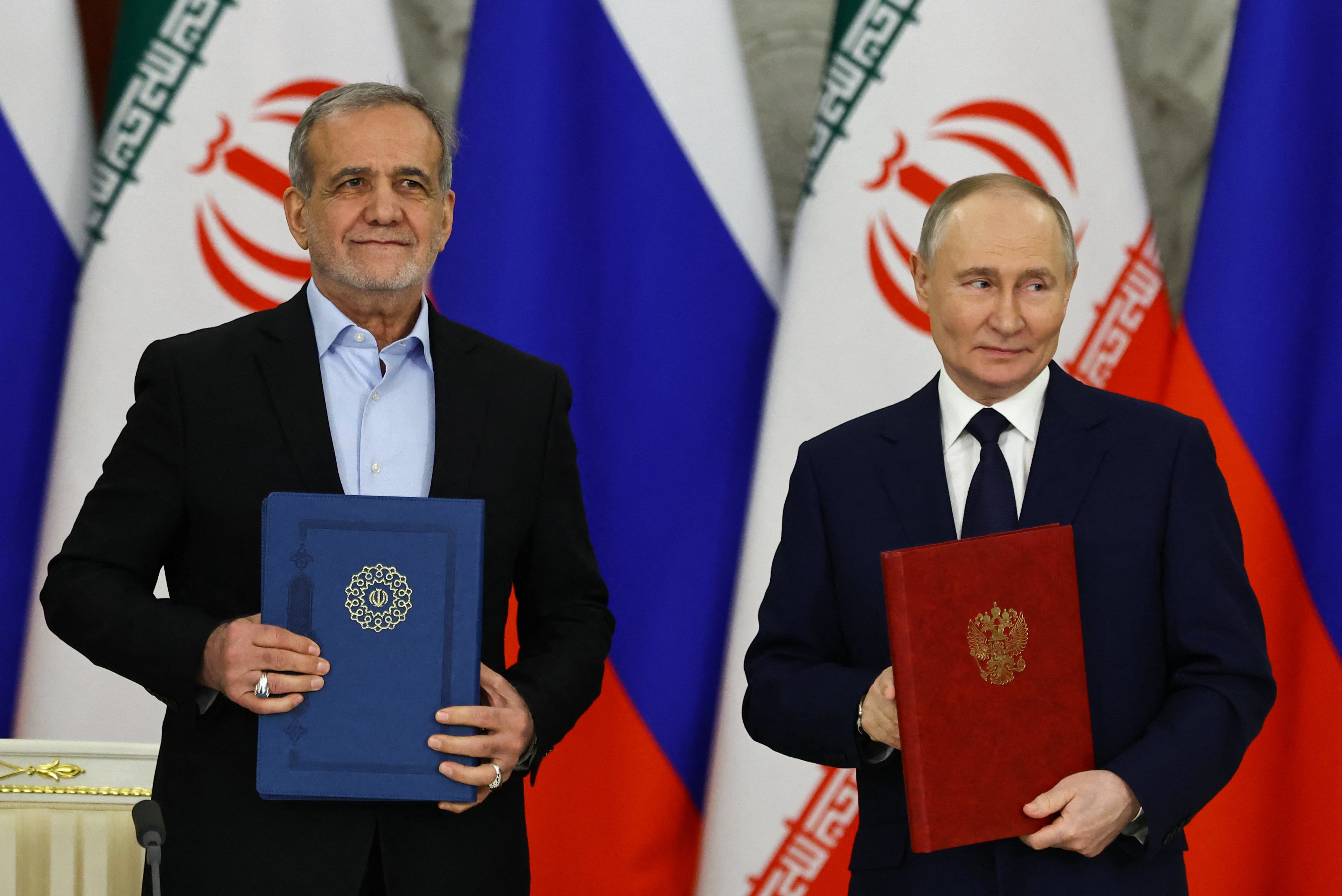 El presidente ruso, Vladímir Putin, y el presidente iraní, Masoud Pezeshkian, asisten a una ceremonia de firma de documentos en Moscú, Rusia, el 17 de enero de 2025 (REUTERS/Evgenia Novozhenina)