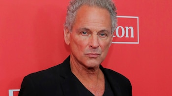 Lindsey Buckingham, estrella de Fleetwood Mac, fue atacado por una mujer en Los Ángeles