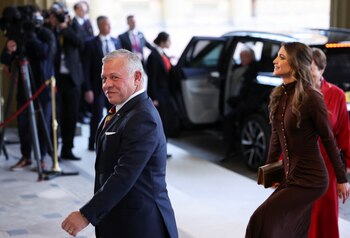El Rey Abdullah II, Rey de Jordania y la Reina Rania Al Abdullah llegan a la recepción del Rey Carlos de Inglaterra en el Palacio de Buckingham en Londres. (REUTERS/Henry Nicholls)