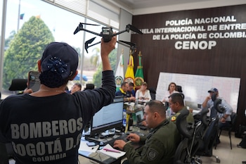 Bomberos Oficiales de Bogotá participan en PMU en Tolima para hacer frente a incendios forestales - crédito @BomberosBogota/X