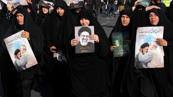 Dolientes asisten a una ceremonia