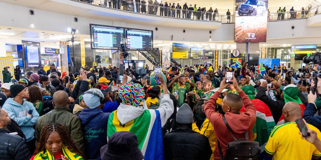 Euforia y alegría: así fue la llegada de Sudáfrica a su país luego de haber hecho historia en el Mundial 2026