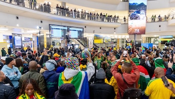 Euforia y alegría: así fue la llegada de Sudáfrica a su país luego de haber hecho historia en el Mundial 2026