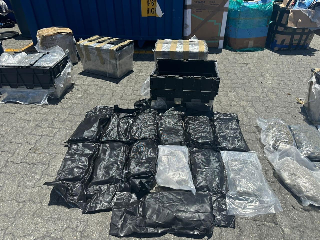 La DNCD y el Ministerio Público incautaron 133 paquetes de presunta marihuana en el Puerto de Haina Oriental durante operativos realizados en Santo Domingo Oeste. (Foto: DNCD)