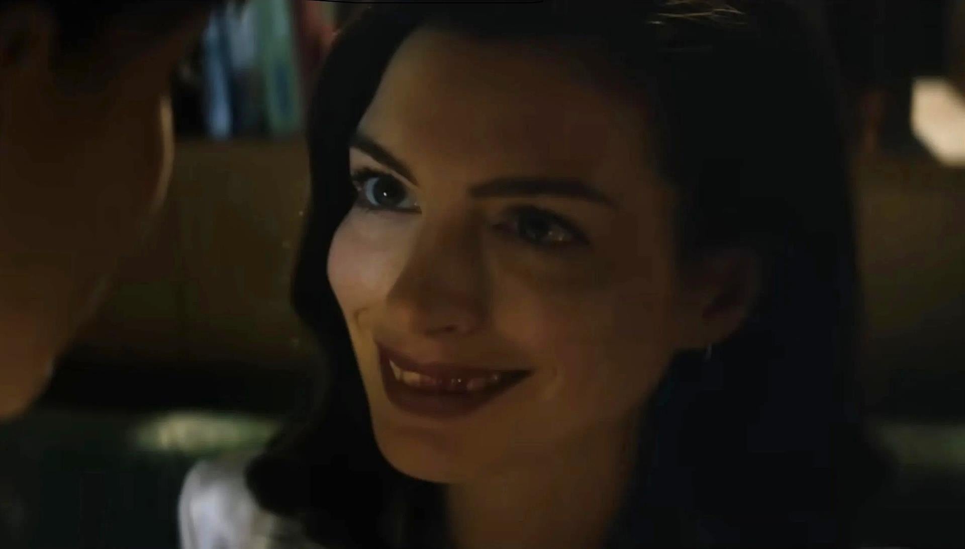Anne Hathaway, Dakota Johnson y Josh Hartnett encabezan el elenco principal de la adaptación de la novela de Colleen Hoover. (Captura de pantalla)