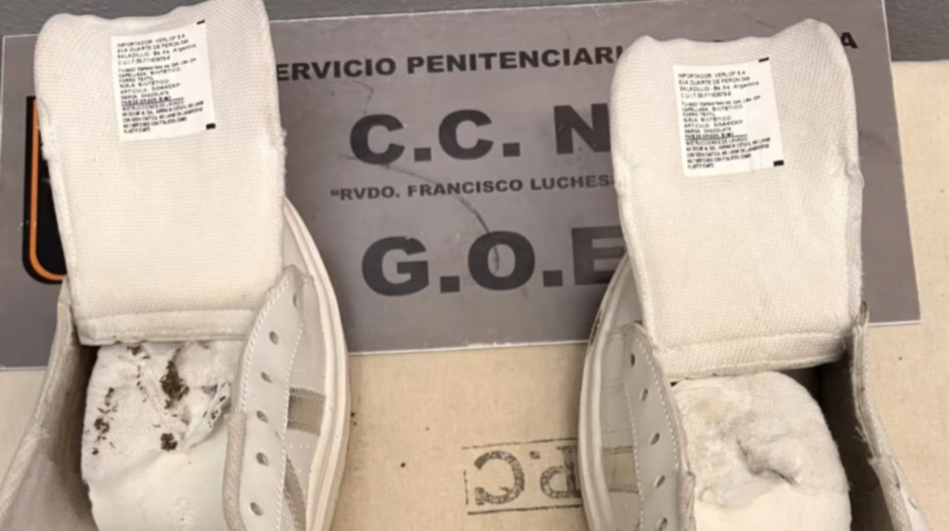 Un control en el ingreso al salón de visitas del Complejo Carcelario N.° 1 de Bouwer detectó 11 envoltorios con cocaína y marihuana ocultos en unas zapatillas. (El Doce.tv)