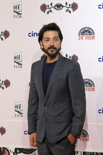 El director Diego Luna llega a la alfombra roja de la película "Ceniza en la boca" en el Festival de Cine de Morelia, en México, el domingo 18 de octubre de 2026. (AP Foto/Berenice Bautista)