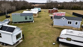 Vista general de la comunidad de tiny houses levantada por Robyn Yerian en Cumby (YouTube)