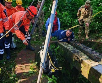 Equipos de rescate y personal militar supervisaron el descenso de buzos a un pozo en Santa Ana, durante las labores de recuperación tras la caída de un menor de edad en la Colonia Edén (Cortesía: Fuerza Armada).