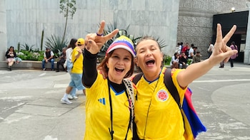 Hinchas colombianos se reúnen en la Glorieta de los Insurgentes antes del duelo ante Uzbekistán, en el Mundial 2026 - crédito Néstor Hernández/Infobae