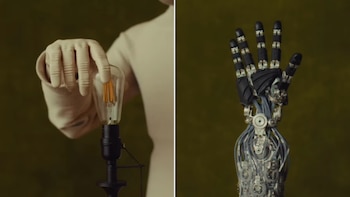 Crean la mano robot más humana de la historia: agarra copa de vino, uvas, focos y hasta Lego