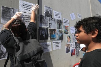 Familiares de víctimas participan en una protesta frente a las instalaciones de la Fiscalía General del Estado este sábado, en Ciudad Juárez (México). EFE/ Luis Torres