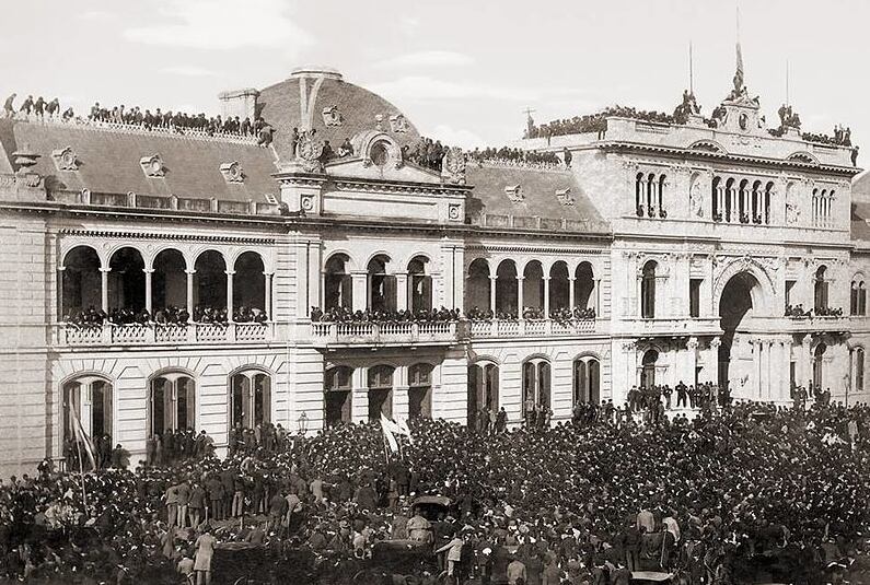 Una multitud acompañó a Pellegrini a la Casa Rosada cuando asumió la presidencia, luego de la renuncia de Juárez Celman (Archivo General de la Nación)