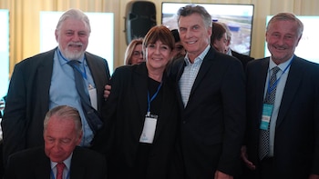 Mauricio Macri, con Adrián Werthein,