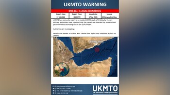 Documento de advertencia de UKMTO con texto sobre un abordaje ilegal y un mapa que muestra el Golfo de Adén y el sitio de un incidente cerca de Yemen