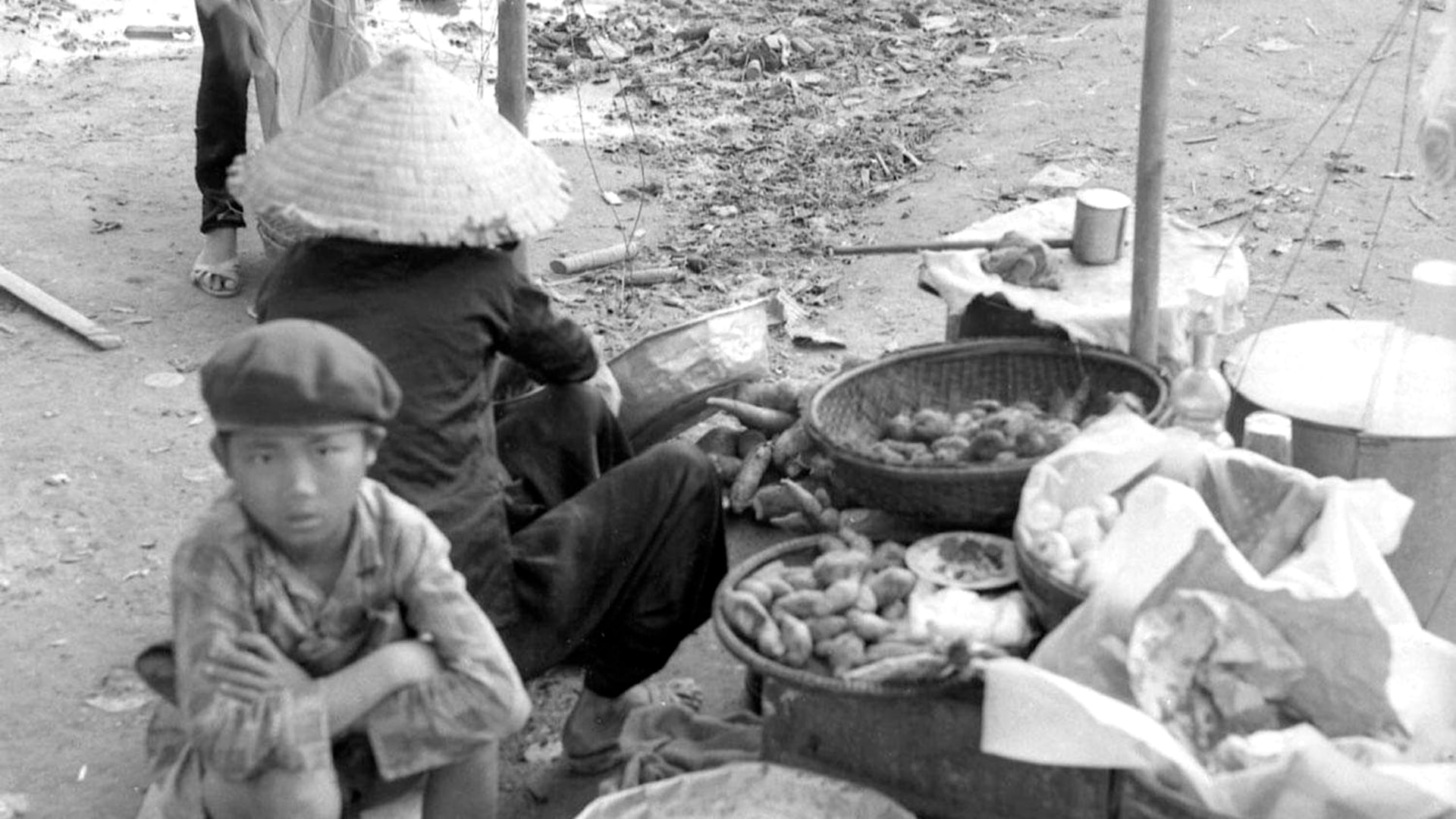 Luisa Duggan, arquitecta de profesión y fotógrafa hizo las fotos para una exposición con la misma Pentax que su abuelo Ignacio dejó en el jeep antes de internarse en el barrio de Cholón (Ignacio Ezcurra/ Biblioteca Nacional)