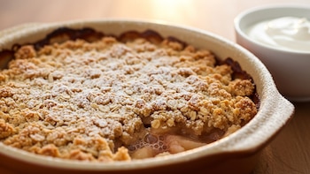 Crumble de pera y manzana: postre crocante, saludable y con grasas buenas