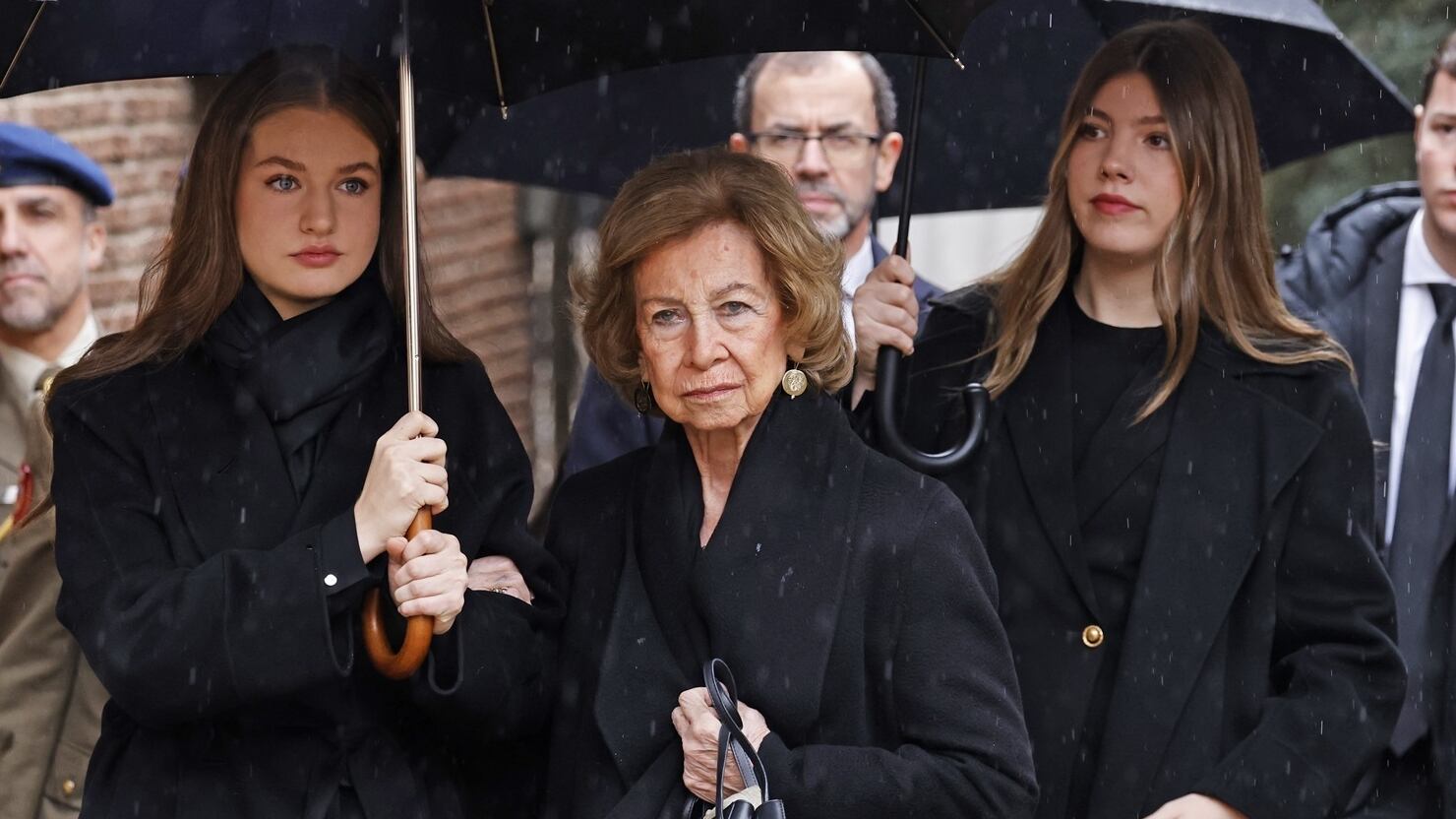 La reina Sofía junto a sus nietas, la princesa Leonor y la infanta Sofía, llegan a la catedral Ortodoxa Griega de San Andrés y San Demetrio para asistir al responso por Su Alteza Real la princesa Irene de Grecia (José Ruiz / Europa Press)