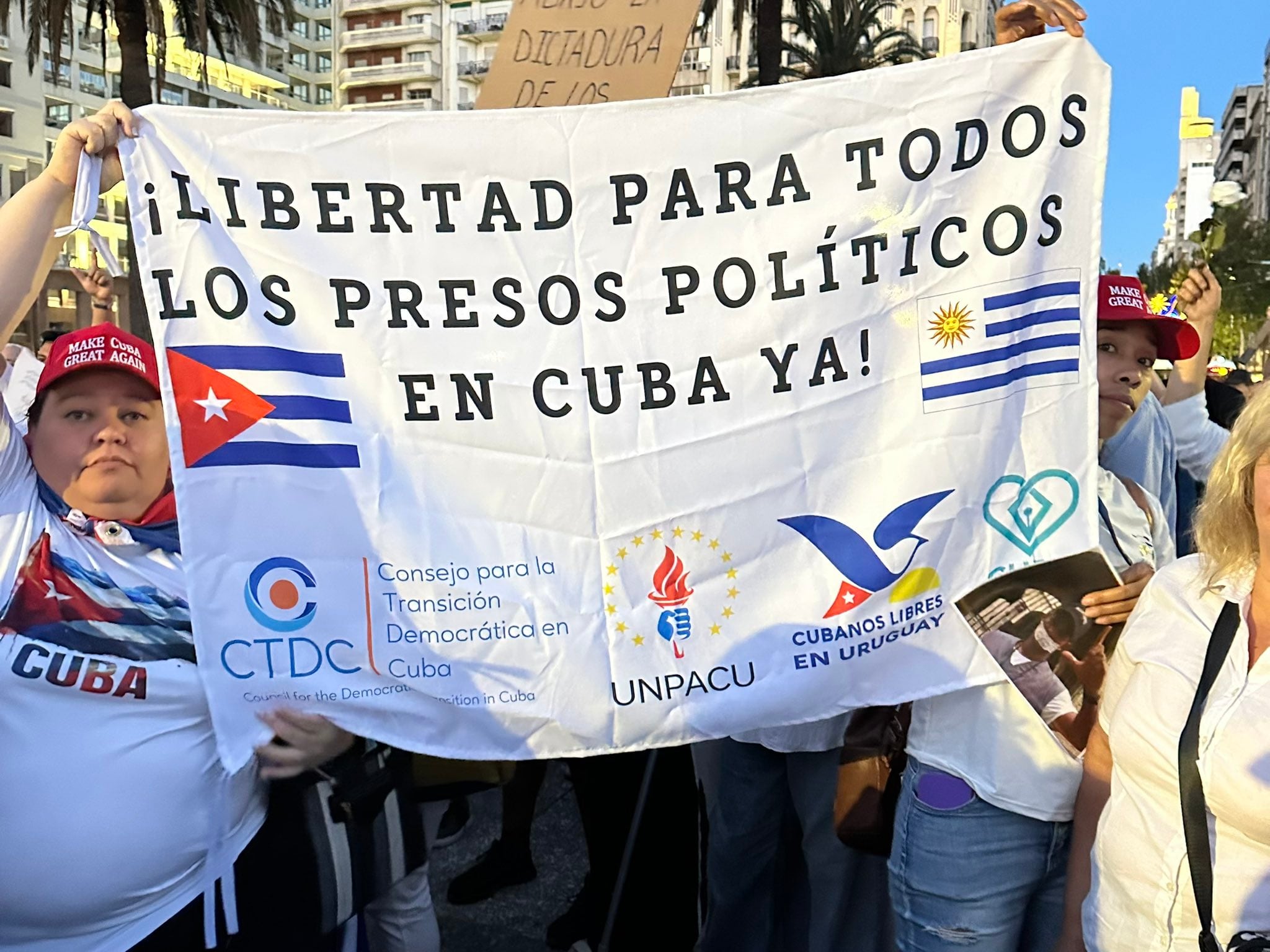 Cubanos en la Plaza Independencia a pedir libertad por presos políticos de Cuba (@_RodriguezJuan_)