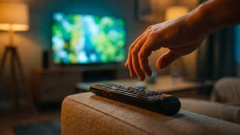 Qué tan sucio está tu control remoto, según los microbiólogos, y cómo desinfectarlo en dos minutos