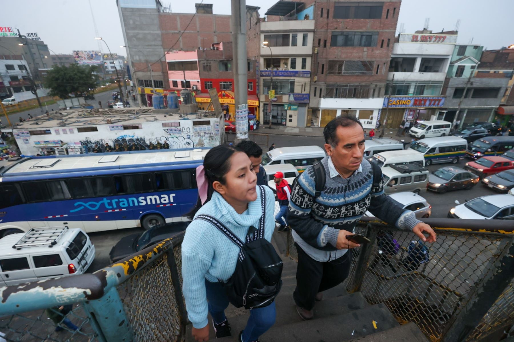 El paro de transportistas en Lima fue incompleto, ya que el transporte público siguió operando, aunque con precios más elevados.