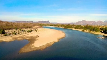 Tras varias horas de intensa búsqueda, las autoridades localizaron sin vida al menor Andrés Sánchez Torres, de 11 años, quien había caído accidentalmente al Río Balsas. Foto: (Argua.org.mx)