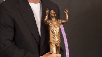 La estatuilla que recibió Messi del diario Marca, de España