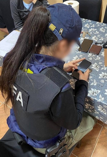 Cayeron cuatro mujeres acusadas de punguear teléfonos celulares en colectivos del AMBA: el modus operandi de la banda