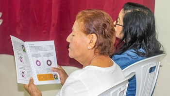 Una mujer mayor examina un