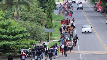 EE. UU. advierte a hondureños sobre riesgos de las caravanas migrantes y posibles deportaciones