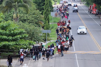 Caravana migrante de hondureños recorre México rumbo a Honduras