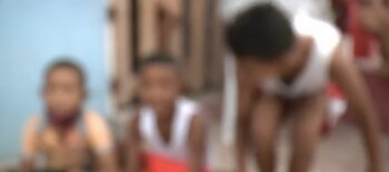 Jugando a la 'comidita', niños