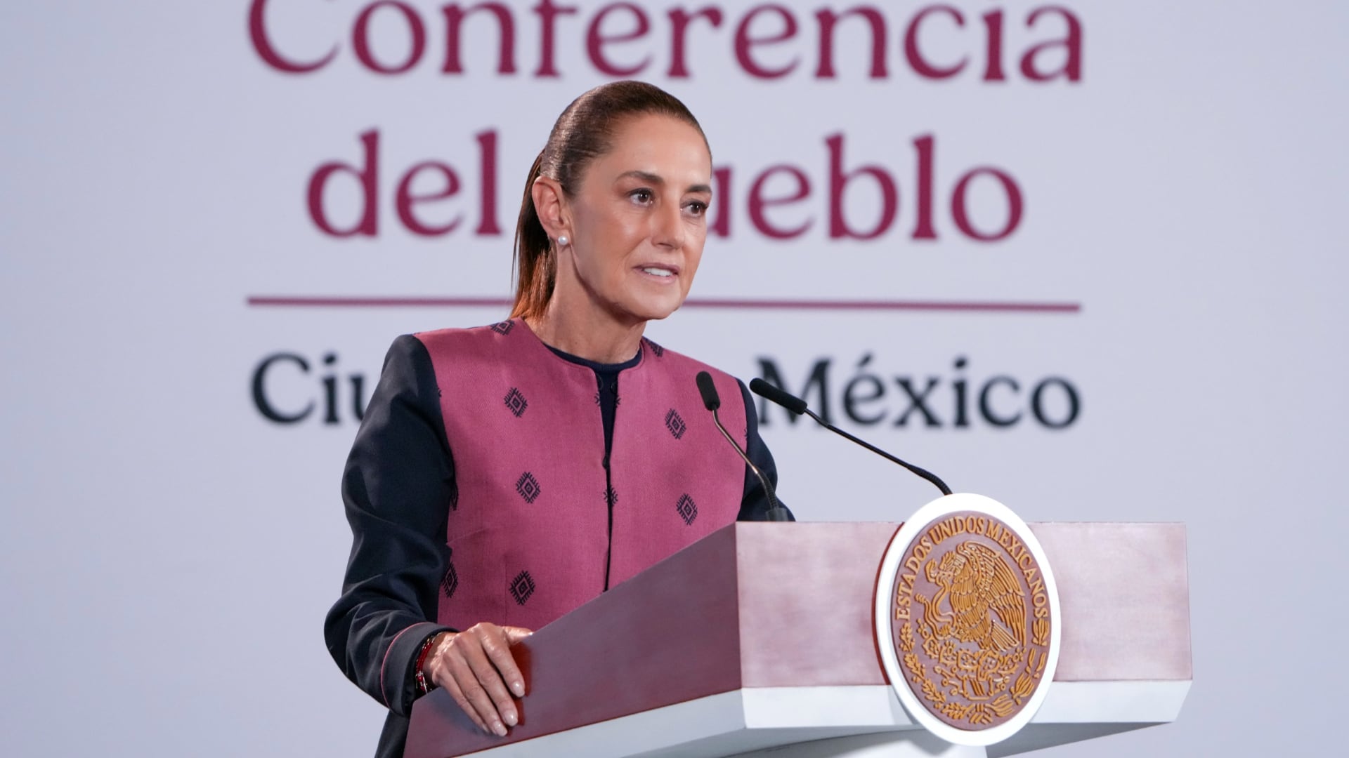 Claudia Sheinbaum se pronuncia sobre las pensiones de los exgobernadores del Banco de México durante una conferencia de prensa en Ciudad de México. (Presidencia )