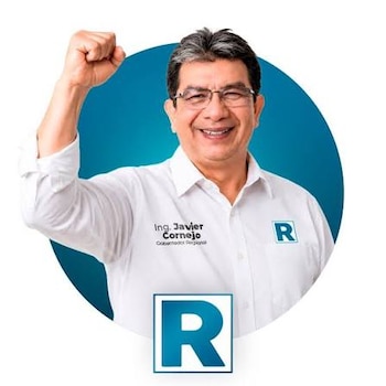 Retrato de Javier Cornejo con camisa blanca y el puño en alto sobre un fondo circular azul con el logotipo de Renovación Popular